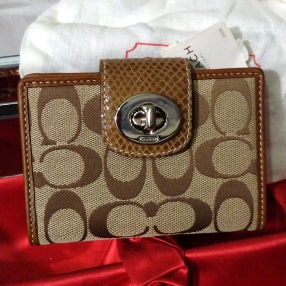 Coach Wallet 🛍️ Elegant Leather + Iconic COACH Logo Stunning 🎁 Gift NWT - Picture 4 of 6